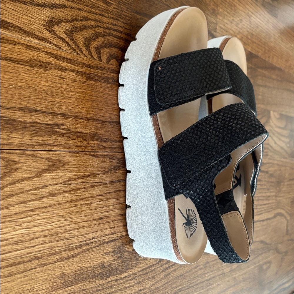 OTBT Black Textured Platform Sandals - Picture 6 of 6
